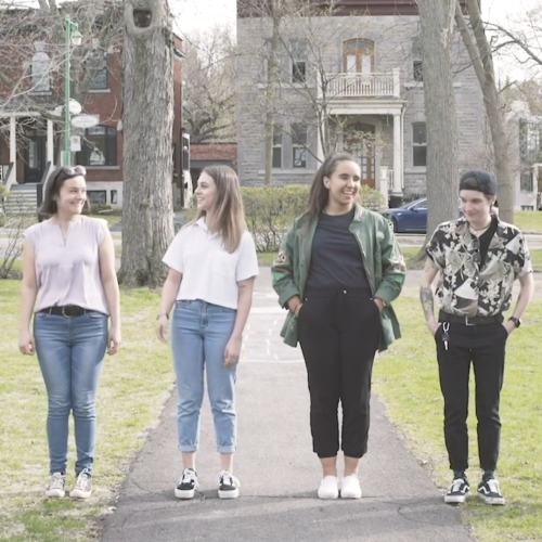 Six jeunes debout en ligne et se regardant en souriant dans un parc